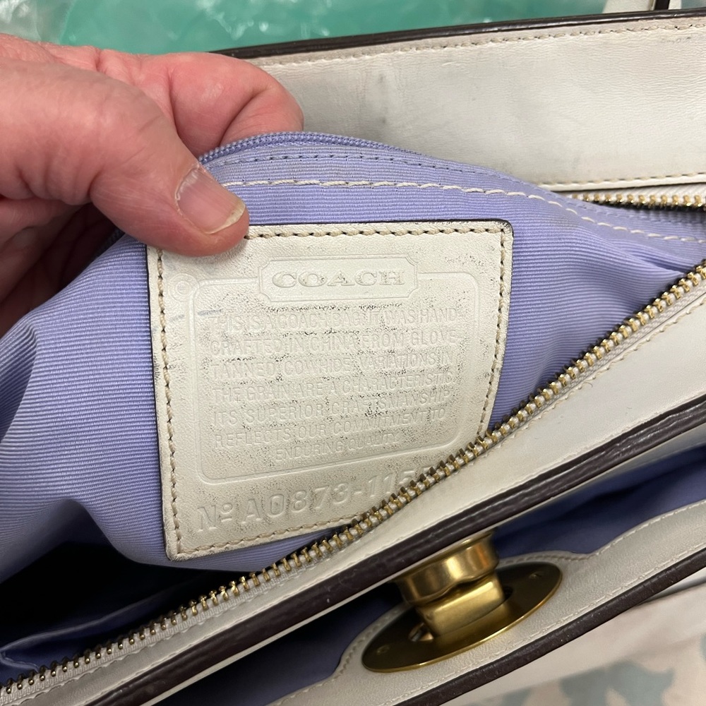 White Coach Leather Shoulder Bag with Gold Clasp - Picture 5 of 13